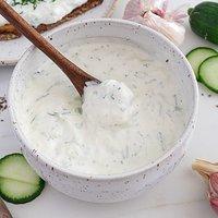 Einfaches zaziki rezept (joghurt dip)