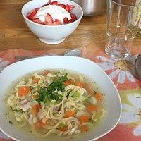 Hühnersuppe mit Gemüse und Nudeln