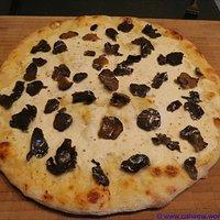 Pizza bianca mit weißem Trüffel