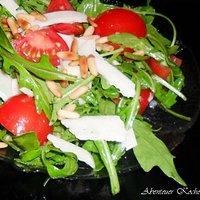 Rucola mit Pecorino, Pinienkernen und Honigvinaigrette - versetzt in Erstaunen