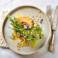 Rezept von fischer & mühlbacher: spargel mit süßkartoffeln & wildkräutersalat