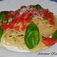 Spaghetti aglio e olio - scharf, mit Tomate und Basilikum
