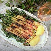 Vatertagsessen: grüner spargel im rhabarbermantel mit wildkräutern und drillingen (vegan)
