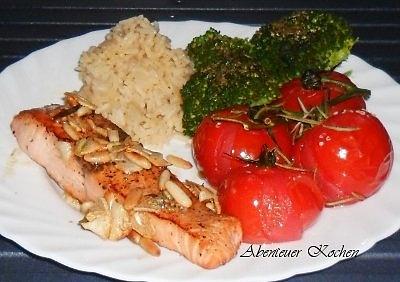 Lachsfilet mit geröstetem knoblauch, pinienkernen und rosmarin