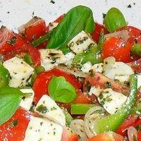 Ein knackiger Salat zum Abendessen - elegant, delikat und gesund