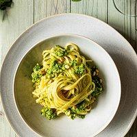Rezept von alessandra dorigato: bavette mit minze-basilikum-pesto & gebackenem ricotta