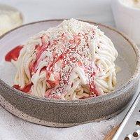 Selbstgemachtes Spaghettieis mit Erdbeersoße