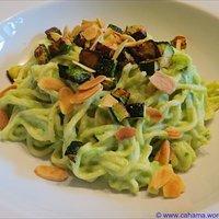 Spaghetti mit zucchini-pesto, zucchini-croûtons und mandelblättchen