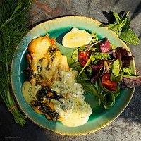 Geschmorter mangold im bierteig mit einer dill-zitronen-sauce – dazu pflücksalat mit minze