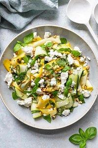 Einfacher zucchini-salat – schnelles rohkost rezept