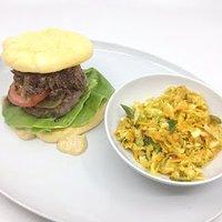 Keto-Burger mit Zwiebel-Bacon-Topping