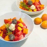 Sommerfrüchtesalat mit Frischkäsepralinen ????????????