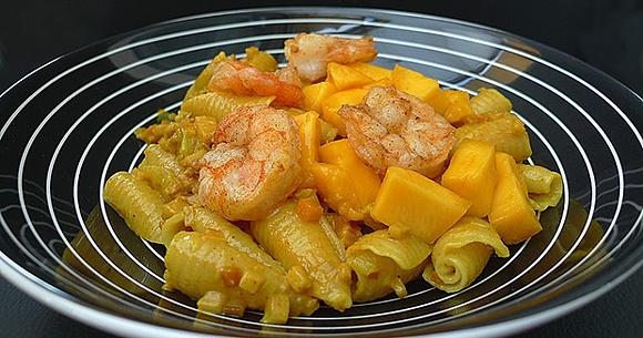 Schmorgurken-Curry mit Pasta