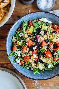 Perlcouscous-Salat mit Ofenlachs und Blaubeeren