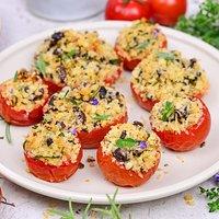 Gefüllte tomaten mit oliven und semmelbröseln