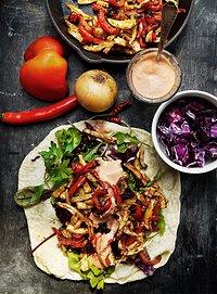 Veganes gyros im fladenbrot mit salat und einer leicht spicy joghurt-sauce
