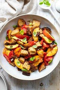 Italienischer brotsalat (panzanella) mit pfirsich
