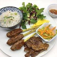 Vietnamesisch marinierte schweinenackenscheiben und lemongras-spieße (mì shirataki nem lụi)