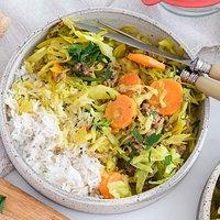 Spitzkohlpfanne mit Hackfleisch und Curry