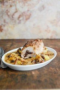 Schweinebraten mit Pflaumen und Haselnüssen
