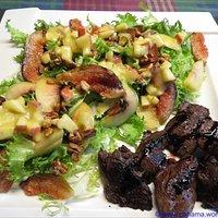 Gebratene Hühnerleber an fruchtigem Frisée-Salat