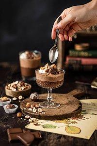 Schoko & nougat mousse mit haselnuss crunch
