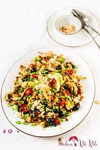 Gerösteter blumenkohl-salat mit weintrauben, kichererbsen und mandel-dressing