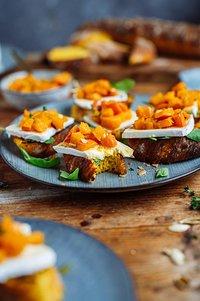 Kürbis-baguette mit kürbis-bruschetta und fiorella di tomino