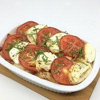 Herzhafter brotauflauf mit tomate und burrata