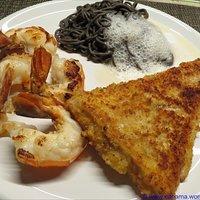 Fischteller mit Chitarra nera und weißem Tomatenschaum