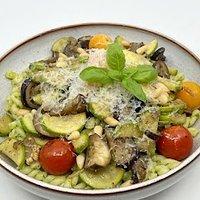 Rucola-Nudel mit Zucchini und Auberginen