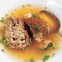 Rezept von hedi klinger: gebackene leberknödel mit rindsuppe