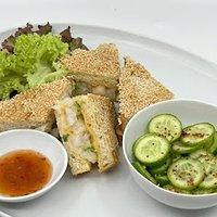 Sesam-Garnelen-Toasts mit Gurkensalat