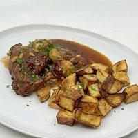 Kaninchen süß-sauer mit Artischocken und gebackenen Kartoffeln
