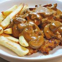 Schnitzel aus dem air-fryer mit metaxa-soße und pommes