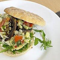 Portobello-Burger mit Tomatensalsa