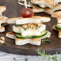 Toaststerne mit camembert, honig und thymian als weihnachtliche vorspeise