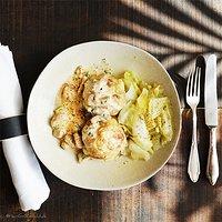 Semmelknödel mit Pilzrahmsauce und geschmortem Spitzkohl