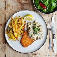 Schnitzel mit champignon-rahmsauce, backofen-pommes-frites und feldsalat