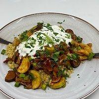 Auberginen-Zucchini-Pfanne mit Couscous und Joghurtdip