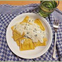 Kürbis - ravioli mit muster und parmesan - bärlauch - sauce