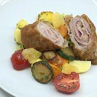 Gerolltes Cordon bleu mit lauwarmen Kartoffel-Zitrus-Salat