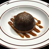 Schokokugel mit Karamell