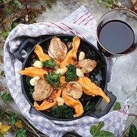 Novemberessen: mit geräuchertem scamorza und radicchio gefüllte caramelle, flowersprouts, herbsttrompeten und gebratene wachtelbrüstchen