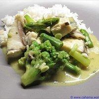 Barramundi-Curry mit grünem Spargel und Romanseco