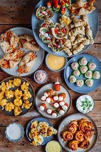 Fingerfood für silvester – snacks zum reinfeiern, lasagne-röllchen, feta-bonbons, gemüsepäckchen, tomate-mozzarella-bällchen, gurke-häppchen mit pizza-dip und mehr