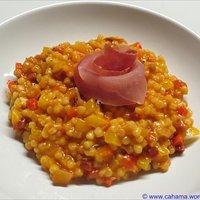 Fregola sarda mit gebratenem schinken und taleggio