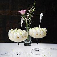 Prosecco-schaumcrème mit rosenwasser, sahne und limette
