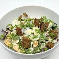 Leichter caesar salat mit hähnchen und blumenkohl