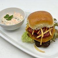 Aloo tikki burger mit möhren-gurken-raita